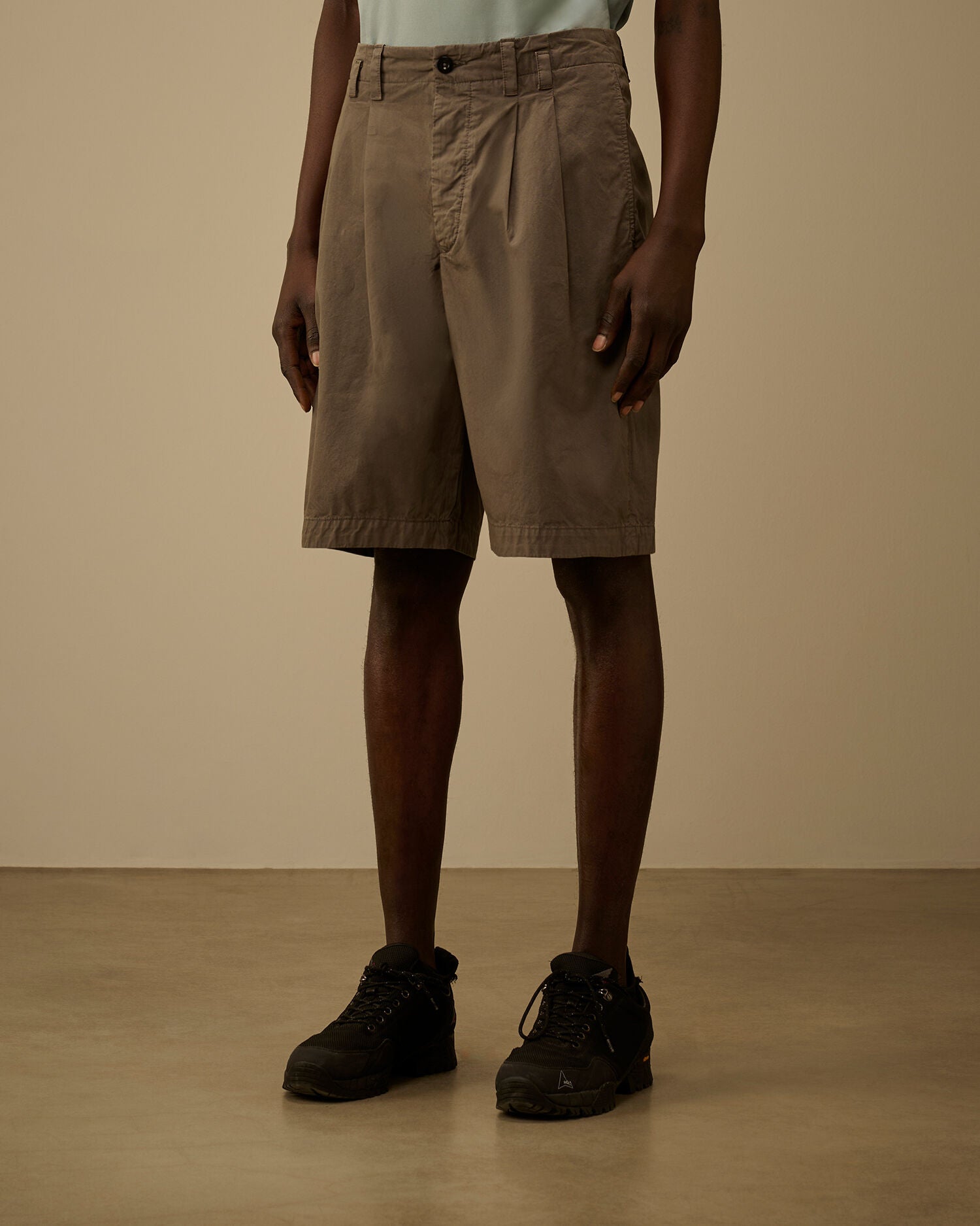 Cotton Gabardine Loose Pinces Shorts, GUNMETAL - GREY