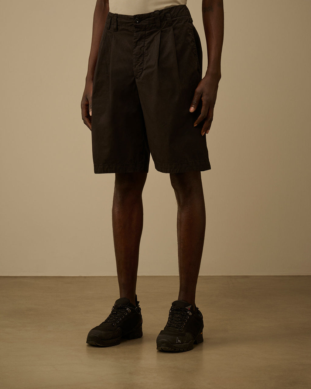 Cotton Gabardine Loose Pinces Shorts, BLACK
