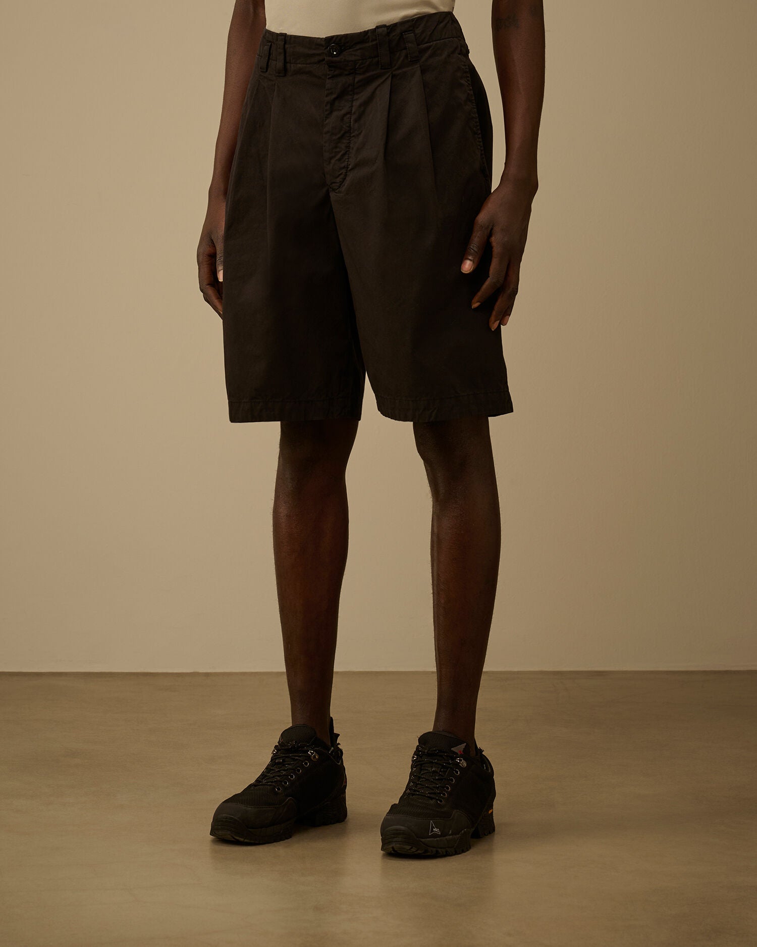 Cotton Gabardine Loose Pinces Shorts, BLACK